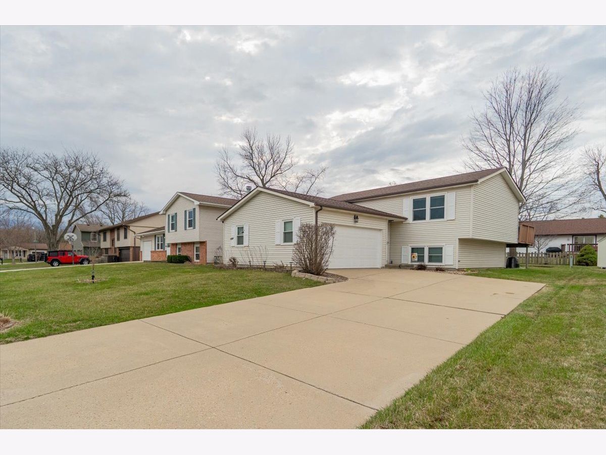 Homes & Condos & Townhomes Sold Oakwoods Bloomington Illinois, 21 Cedar