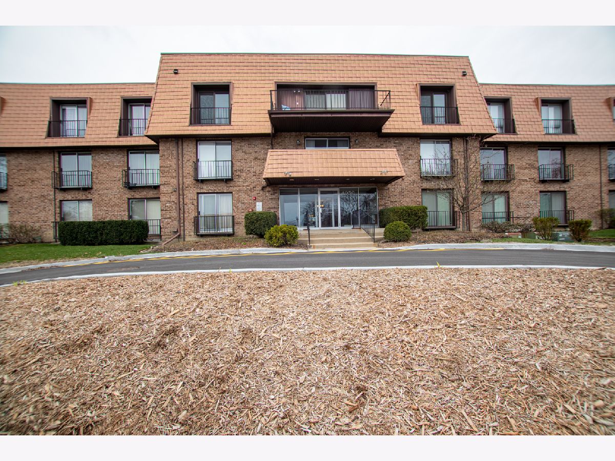 Condominiums For Sale Normandy Hill Northbrook Illinois, 4050 Dundee Road