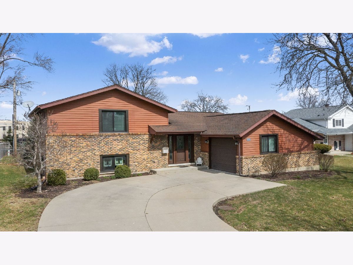 Homes & Condominiums Sold Greenbrier Arlington Heights Illinois, 1010 Alleghany