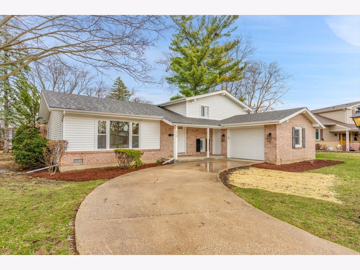 Homes & Condominiums Sold Greenbrier Arlington Heights Illinois, 2115 Elizabeth