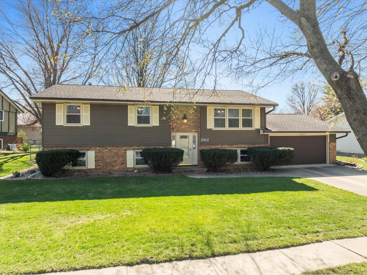 Homes & Condos & Townhomes Sold Broadmoor Bloomington Illinois, 2907 Capen