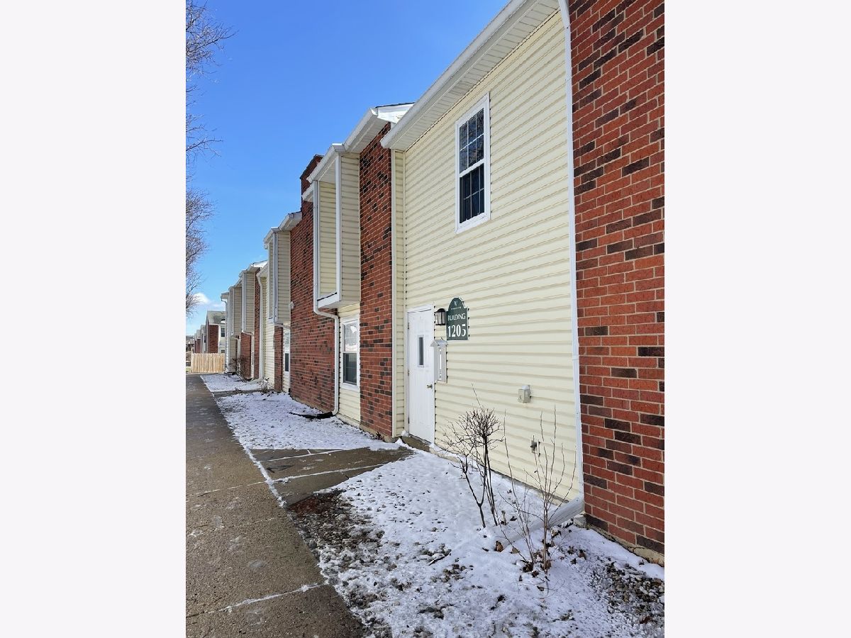 Condos & Townhomes Rented Wyndham Club Palatine Illinois, 1205 Wyndham