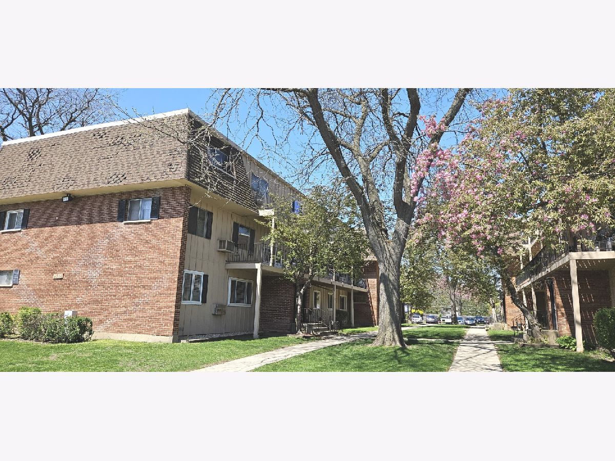 Condominiums Sold Coach Light Rolling Meadows Illinois, 2508 Algonquin