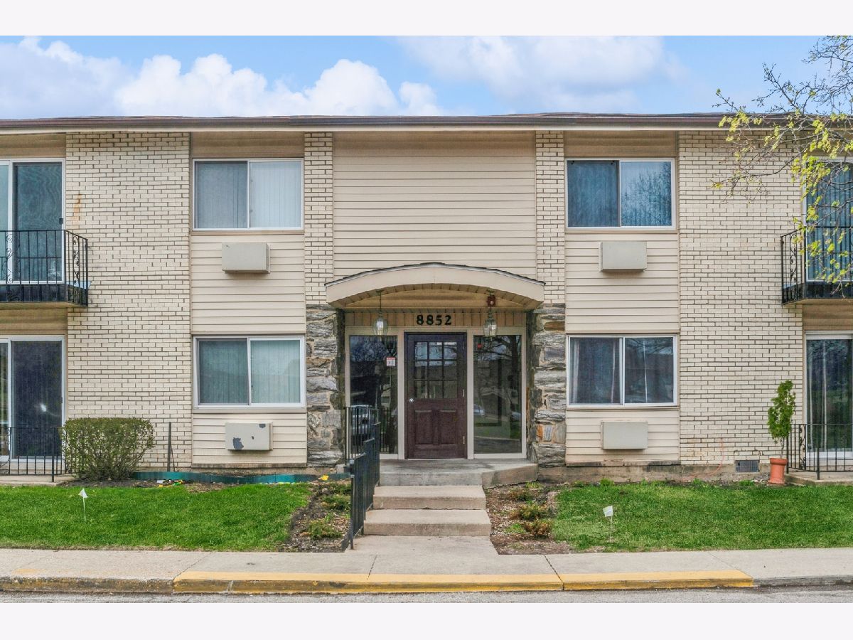 Condominiums Sold Courtland Square Des Plaines Illinois, 8852 Leslie