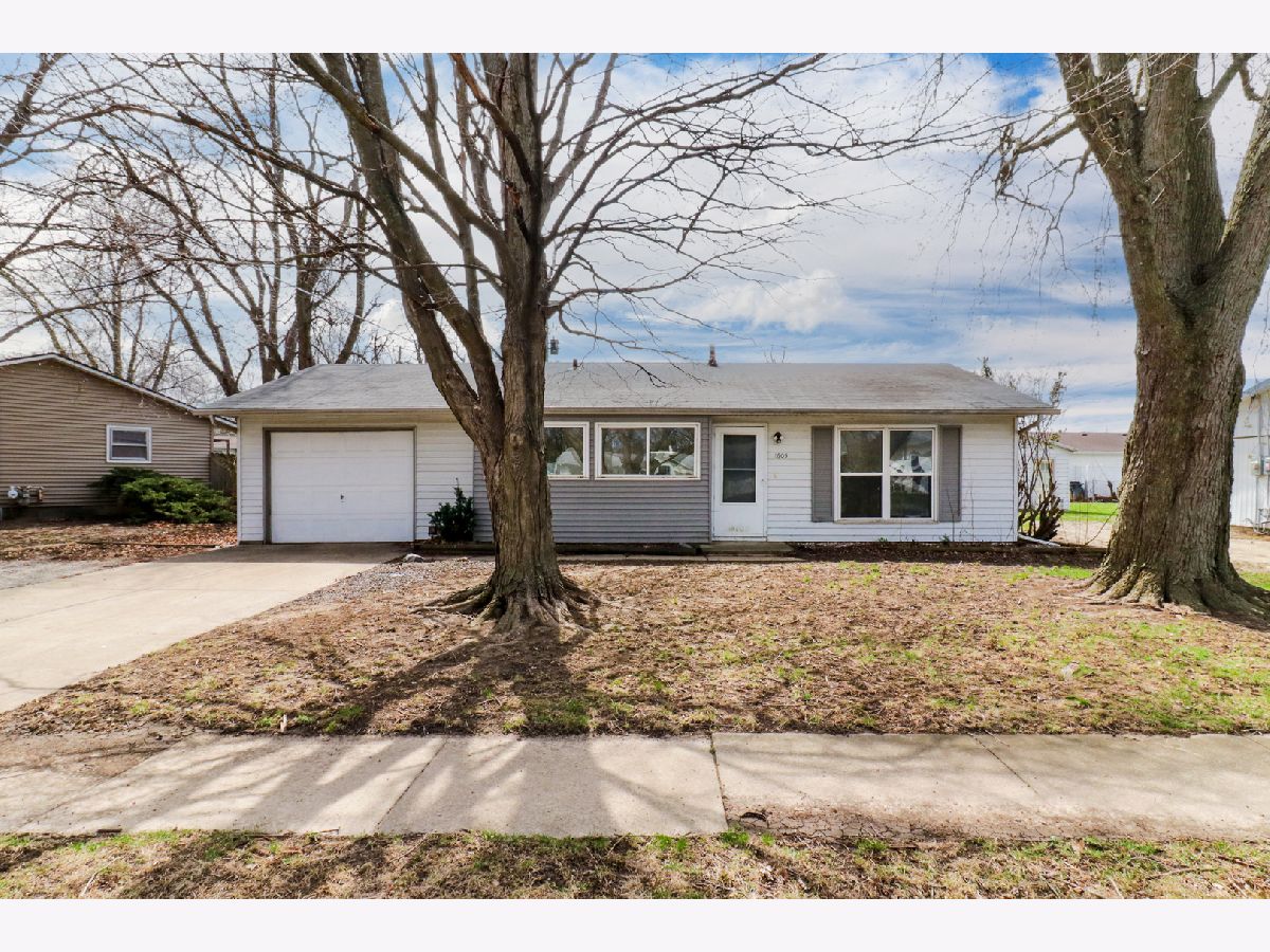 Homes & Condos & Townhomes Sold Holiday Knolls Bloomington Illinois, 1605 Arrowhead
