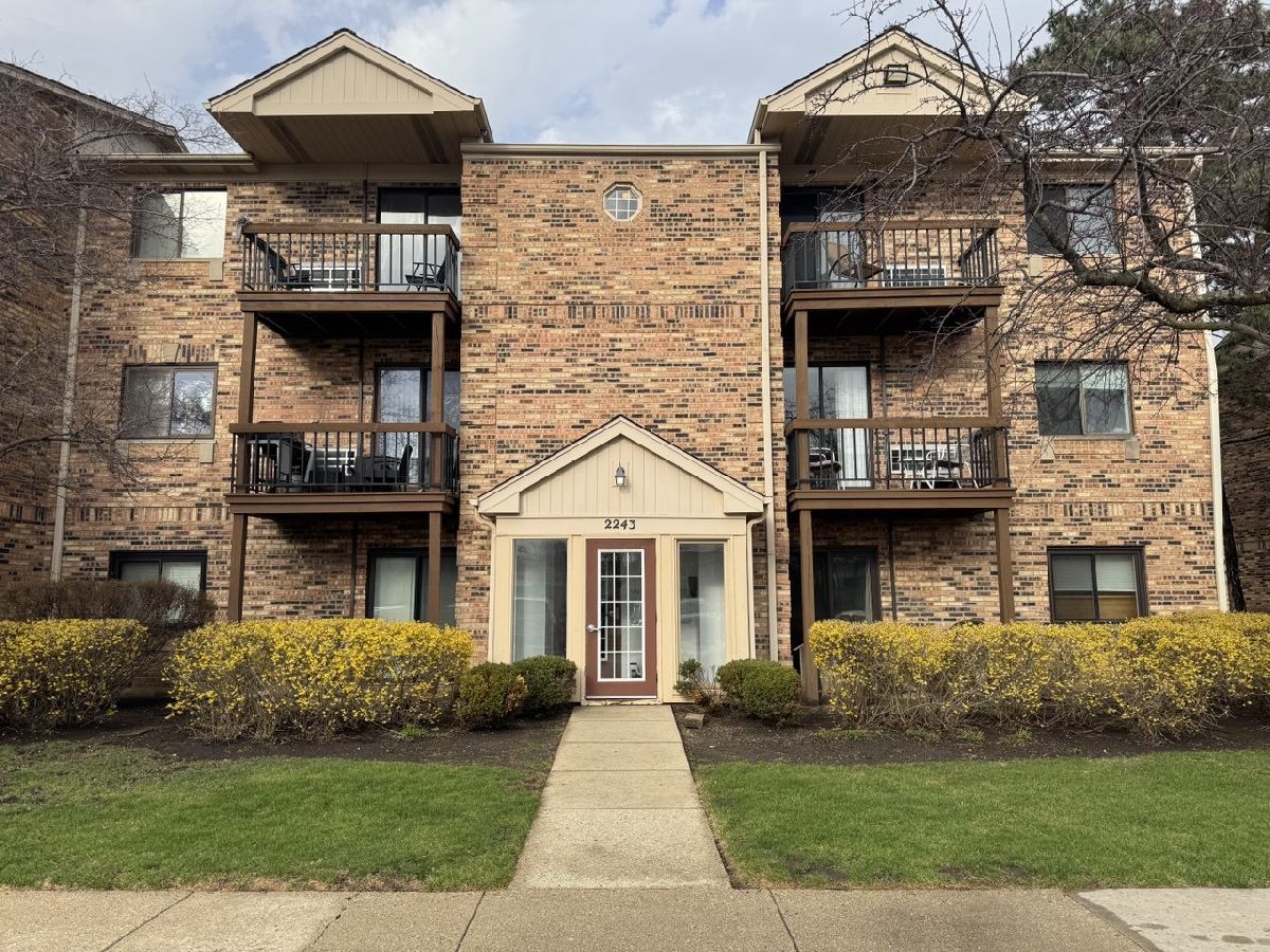 Condominiums Rented Rosewood Arlington Heights Illinois, 2243 Nichols