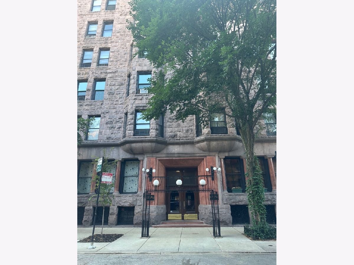 Condominiums Rented The Brewster Chicago Illinois, 2800 Pine Grove