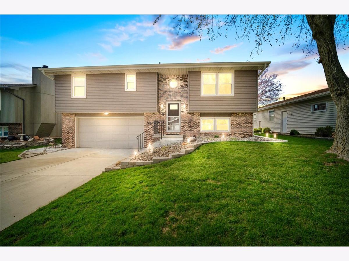 Homes & Condos & Townhomes Sold Oakwoods Bloomington Illinois, 6 Ivey