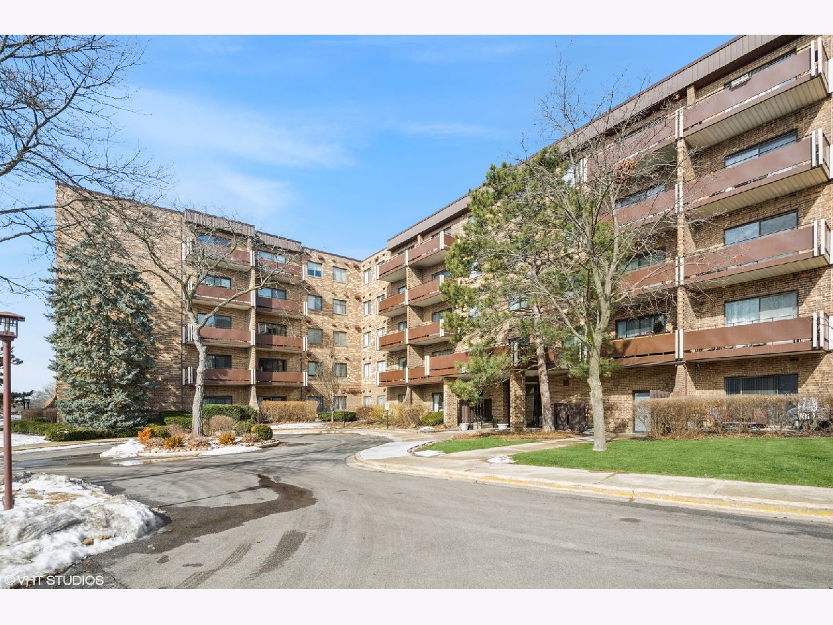 Condominiums Sold Village On The Lake Elk Grove Village Illinois, 720 Wellington