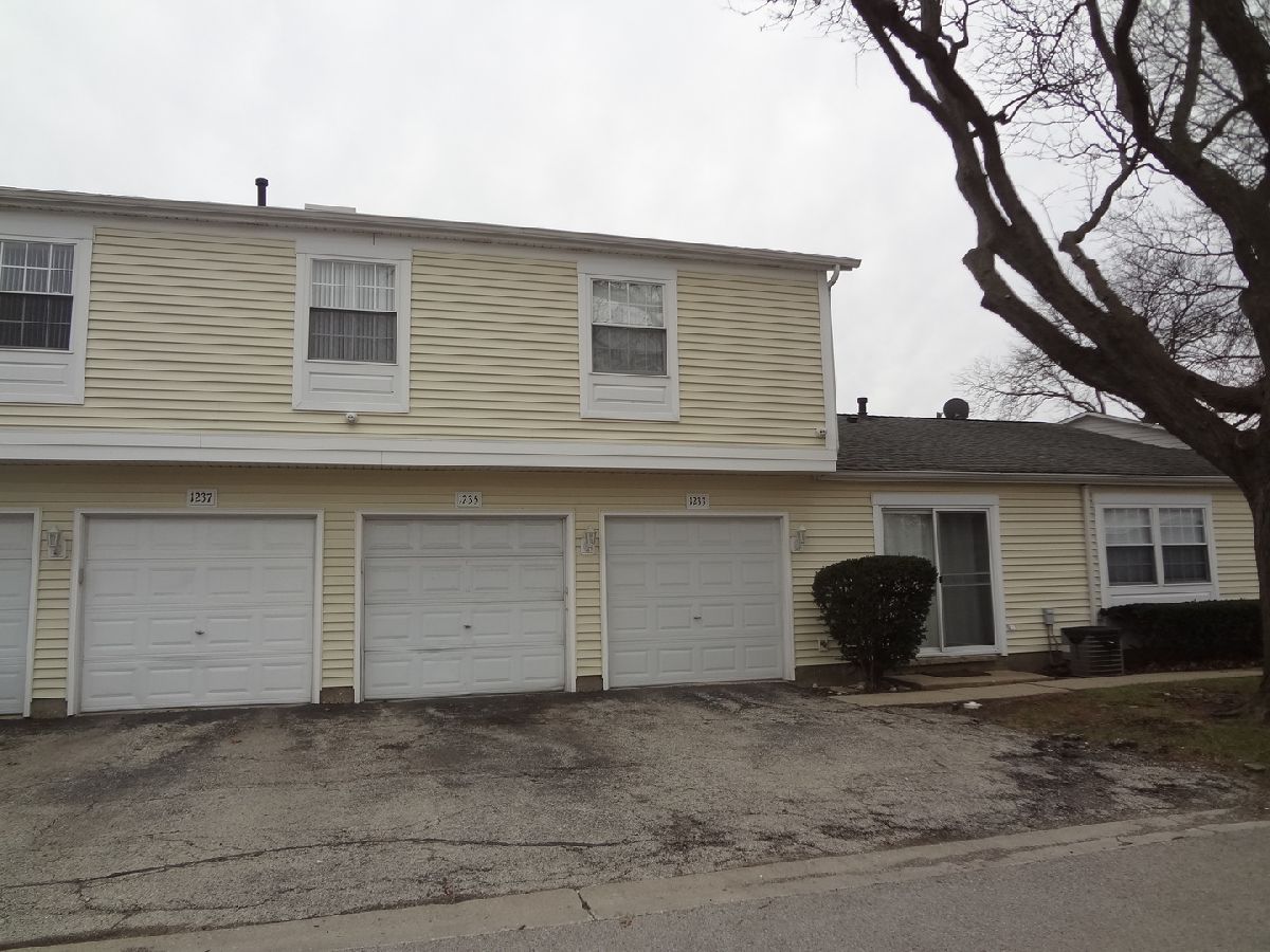 Townhomes & Condos Rented Cedar Run Wheeling Illinois, 1233 Mae