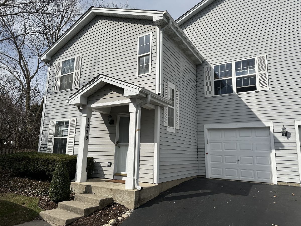 Townhomes & Condos & Homes Rented Lakewood Village Mundelein Illinois, 1279 Orleans