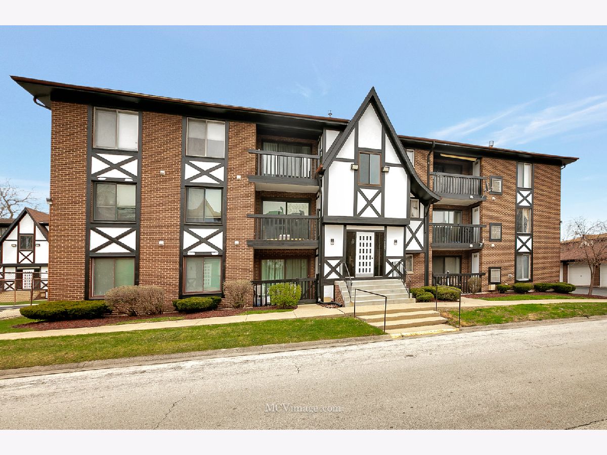 Condominiums Sold Regal Chateau Crestwood Illinois, 13615 Lamon