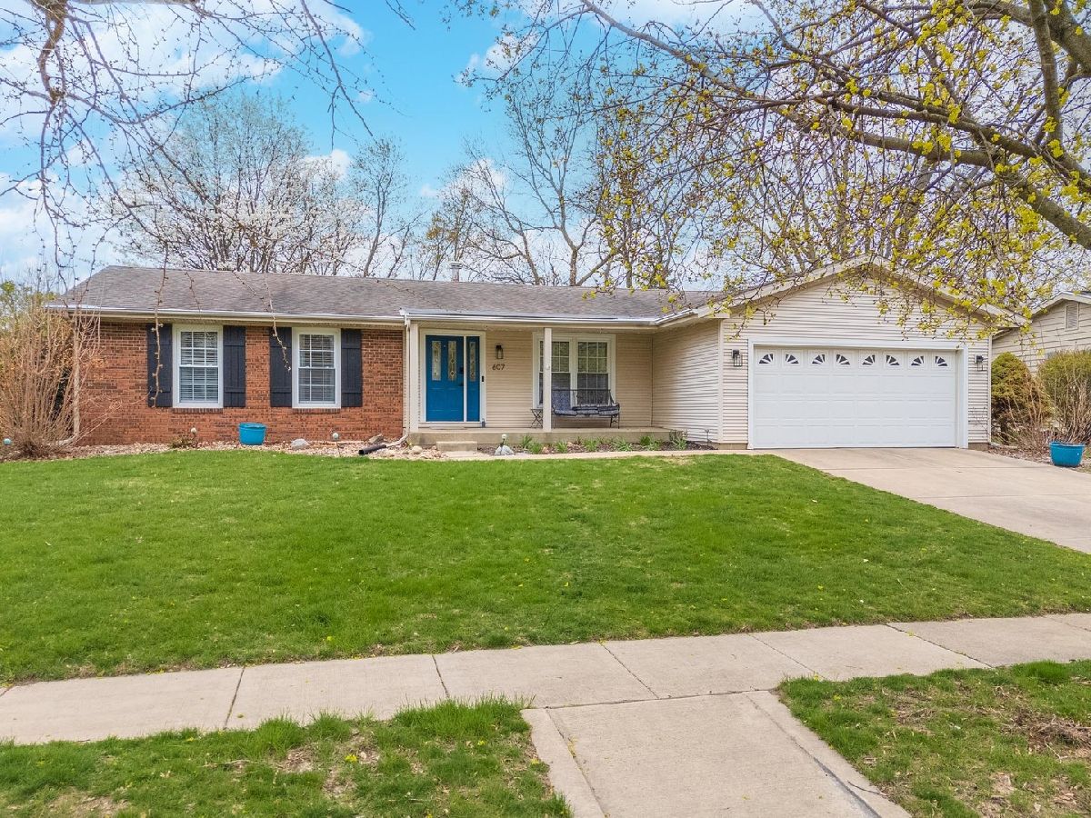 Homes & Condos & Townhomes Sold Broadmoor Bloomington Illinois, 607 Broadmoor