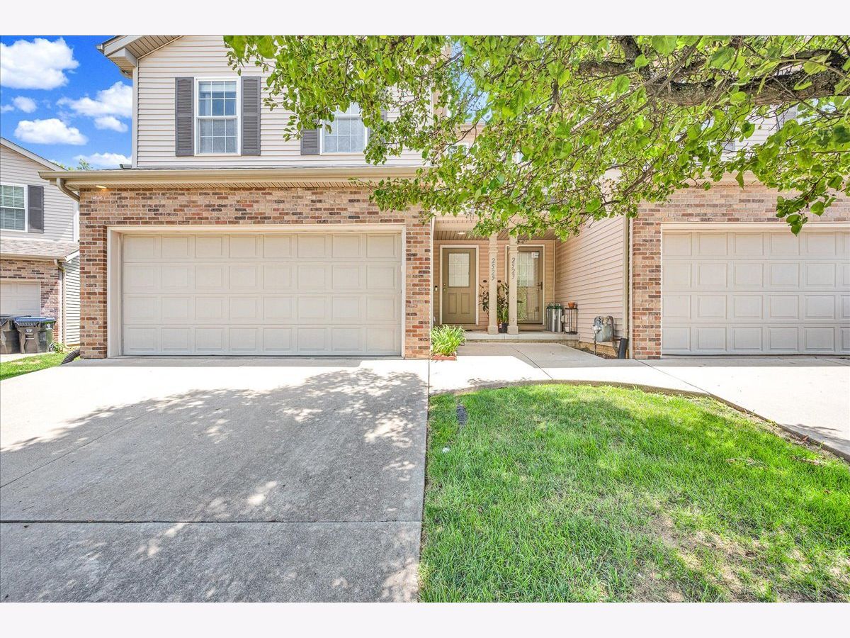 Homes & Condos & Townhomes For Sale Fox Hollow Bloomington Illinois, 2525 Fox Trot Trail