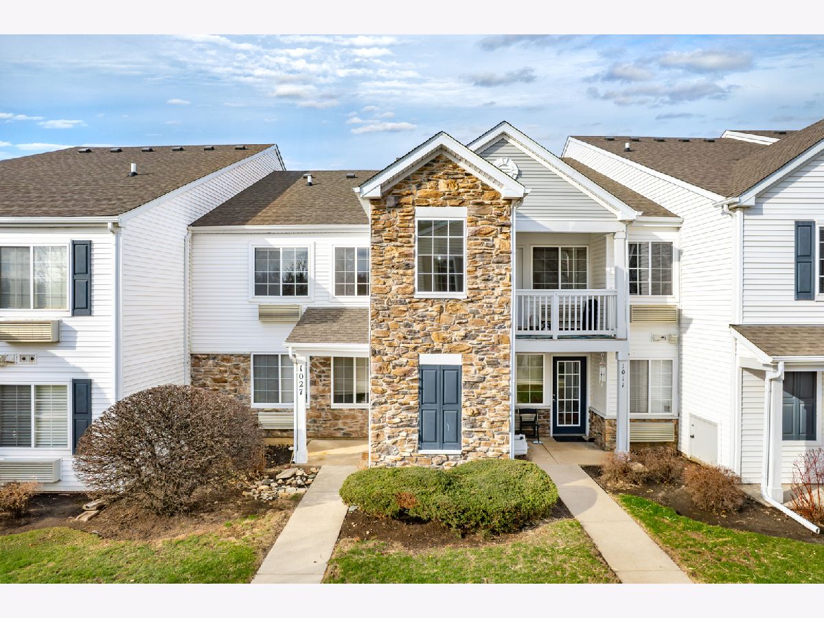 Townhomes & Condos Sold Silverstone Lake Carpentersville Illinois, 1027 Silverstone
