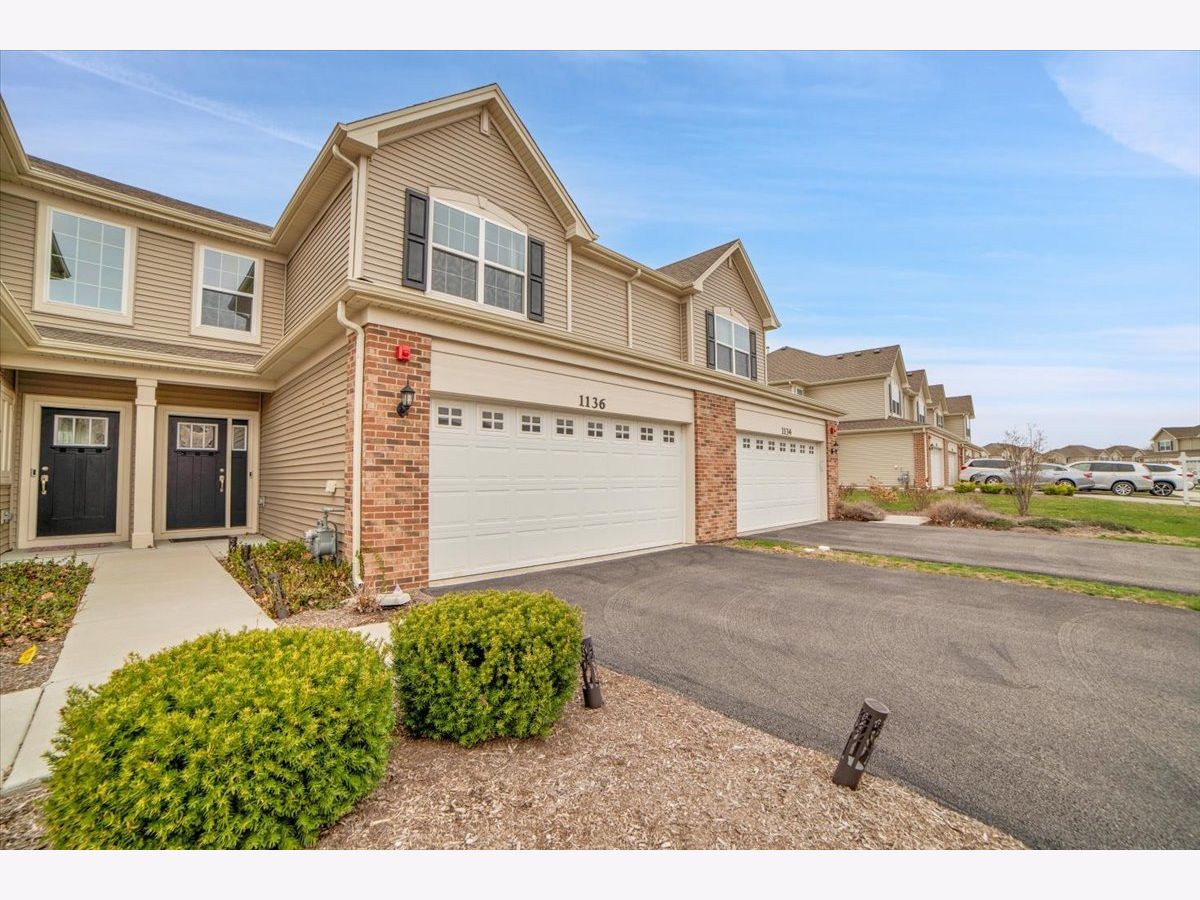 Homes & Townhomes Sold Raintree Village Yorkville Illinois, 1136 Hawk Hollow