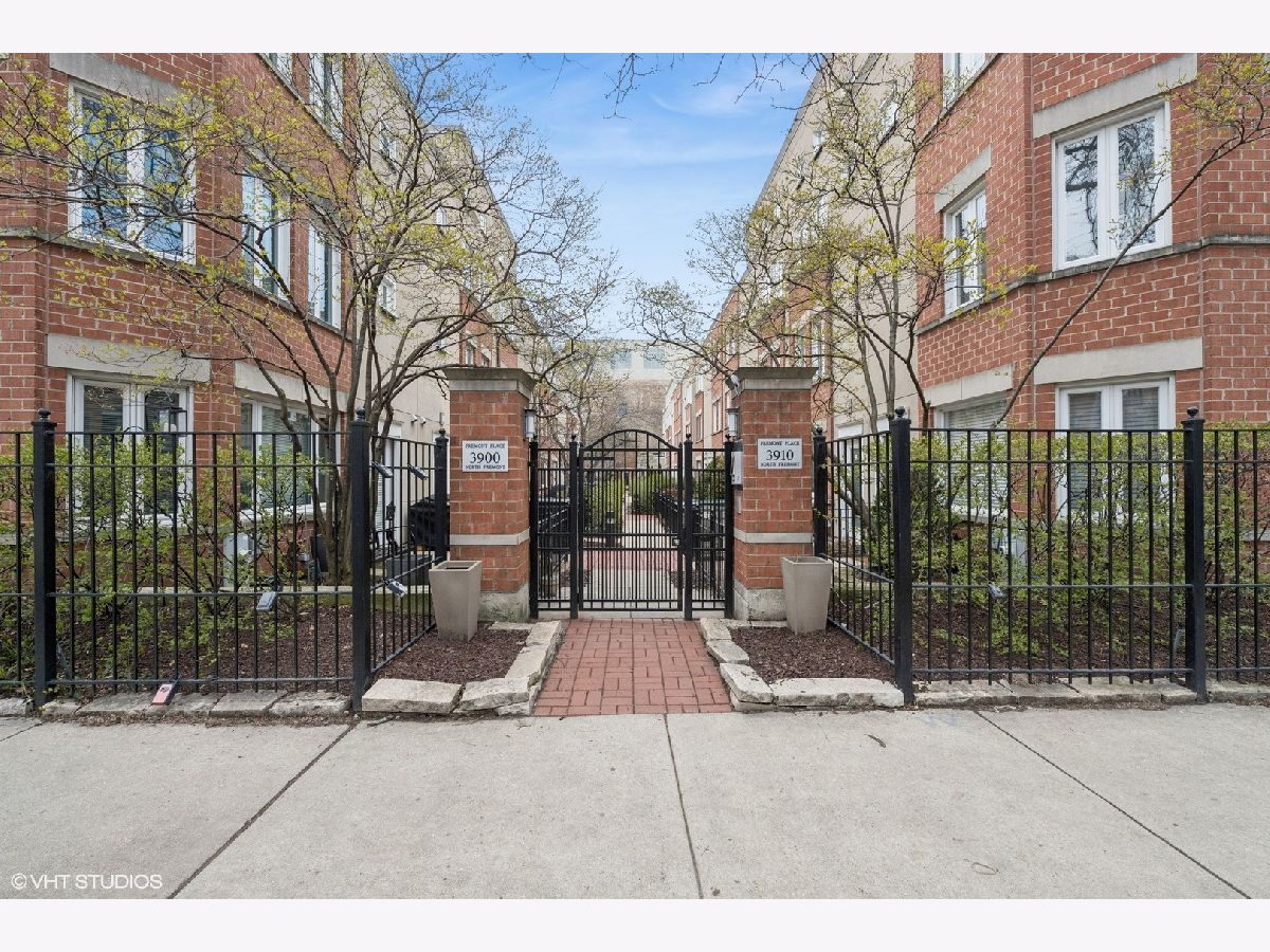 Townhomes Sold Fremont Place Rowhouses Chicago Illinois, 3910 Fremont