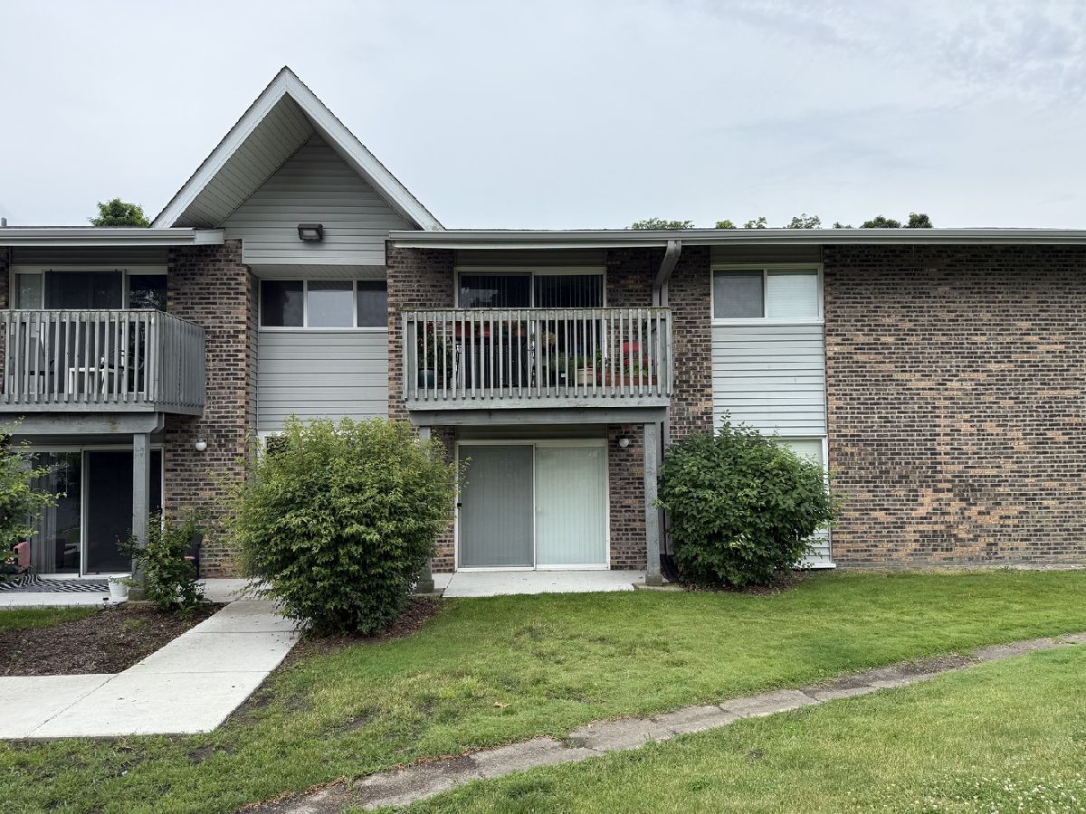 Condominiums Rented Waterfall Glen Willowbrook Illinois, 16W525 Mockingbird