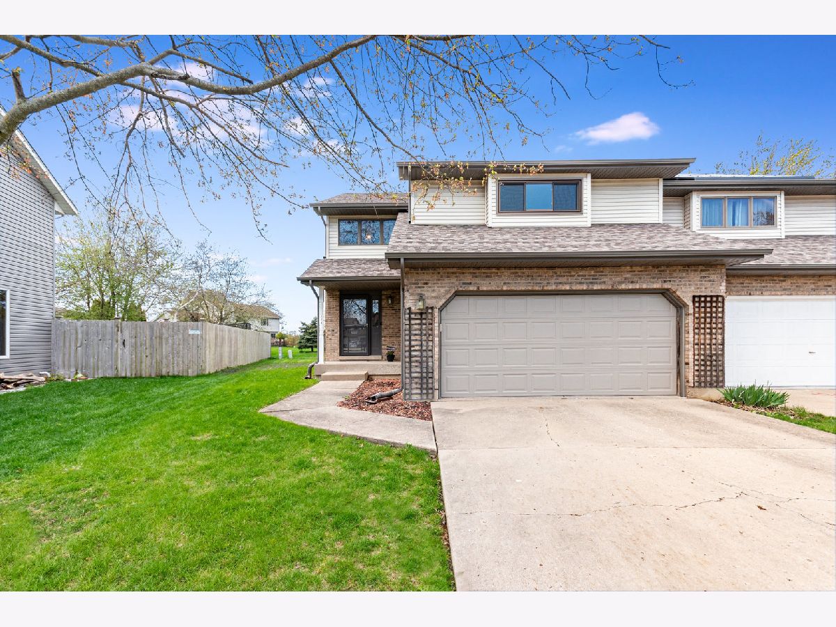 Homes & Condos & Townhomes Sold Westfield Shorewood Illinois, 213 Huntington