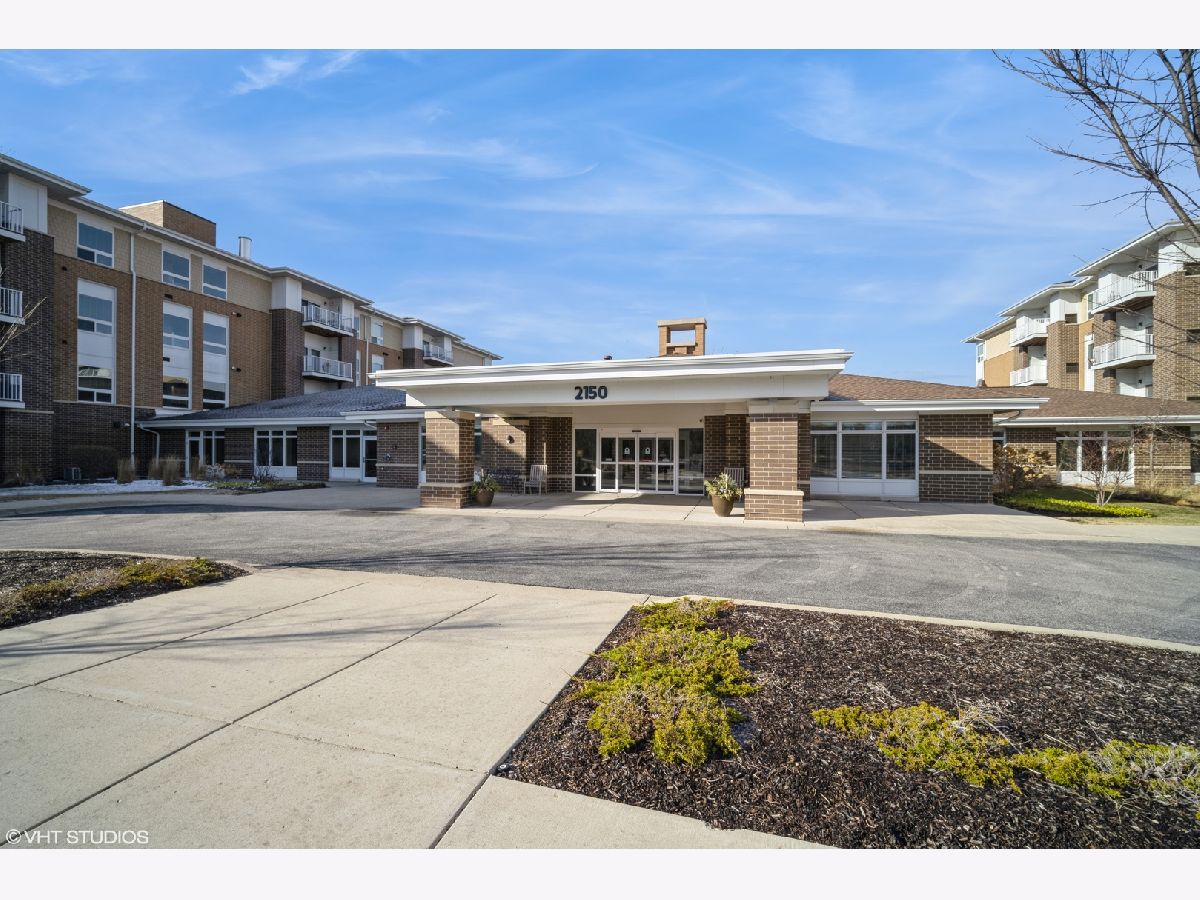 Condos & Townhomes For Sale The Lodge Of Northbrook Northbrook Illinois, 2150 Founders Drive