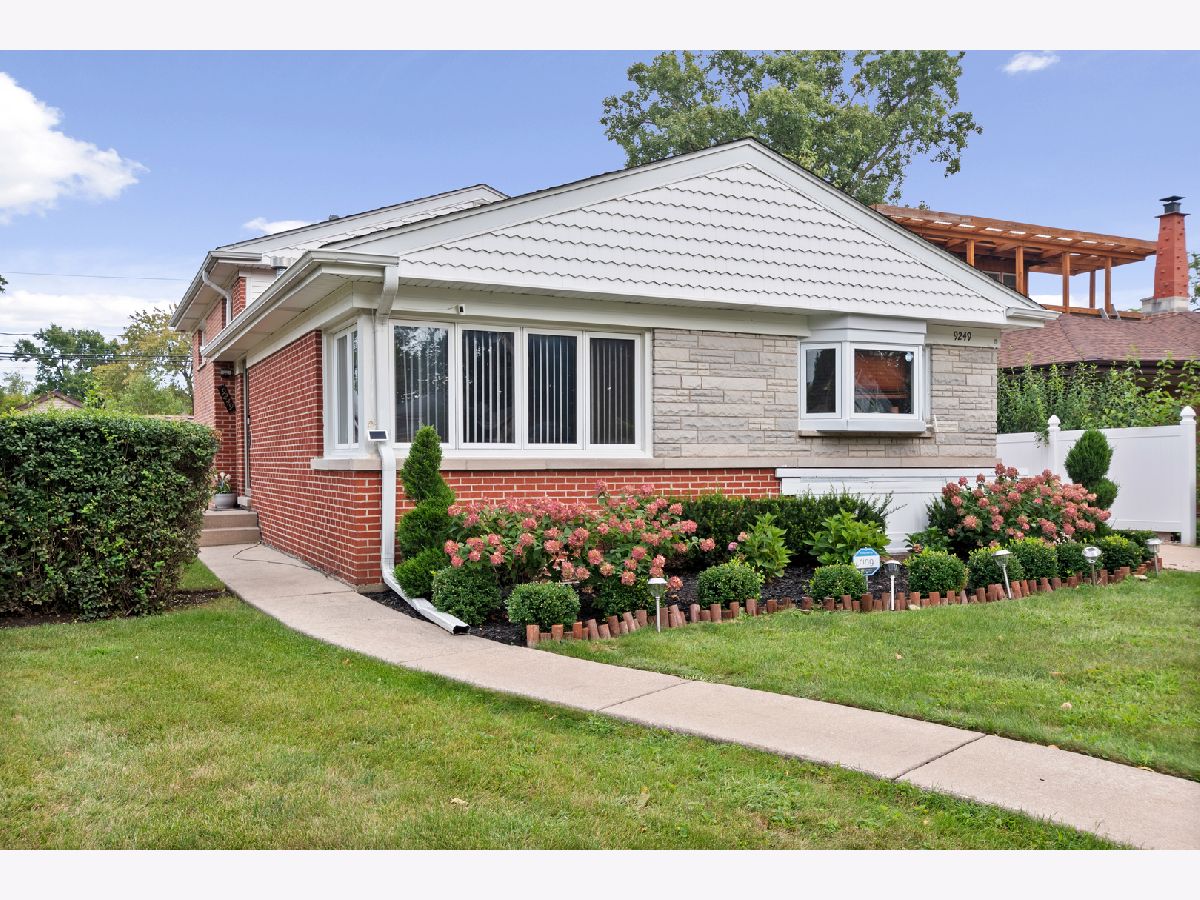 Homes & Townhomes For Sale Devonshire Highlands Skokie Illinois, 9249 Kildare Avenue