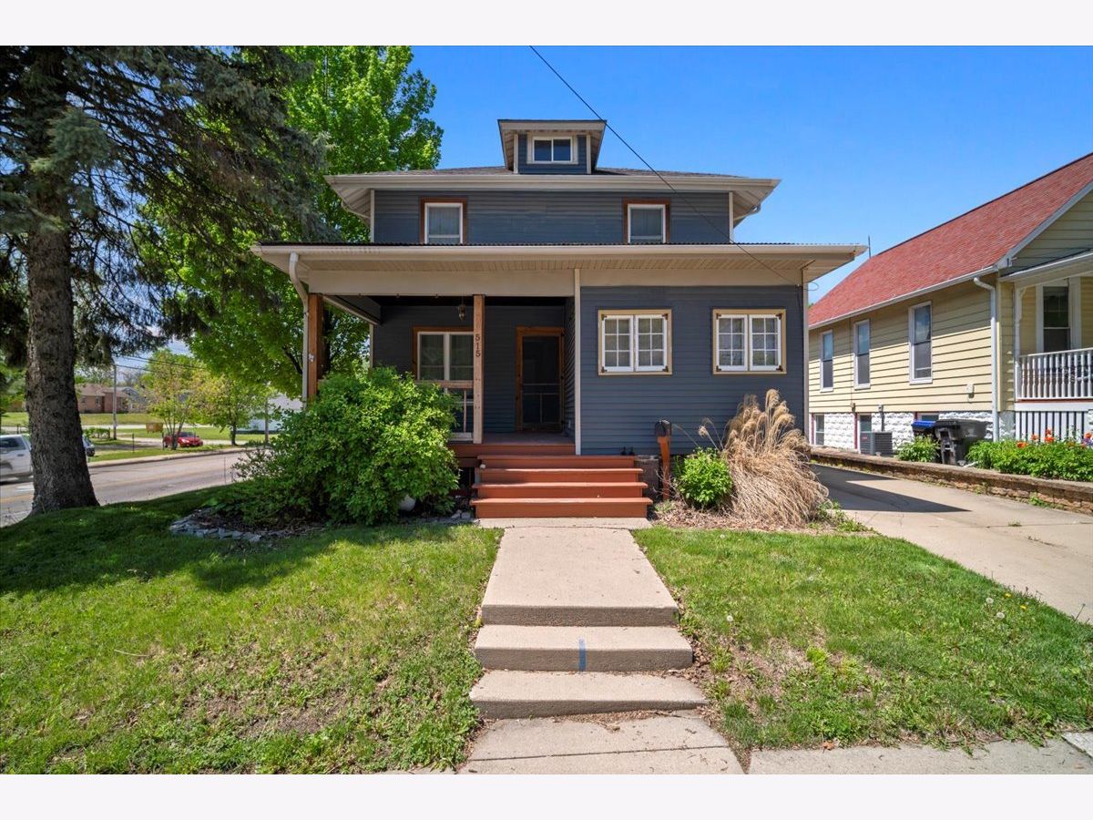 Homes & Condos & Townhomes Sold Dimmitts Grove Bloomington Illinois, 515 Clayton