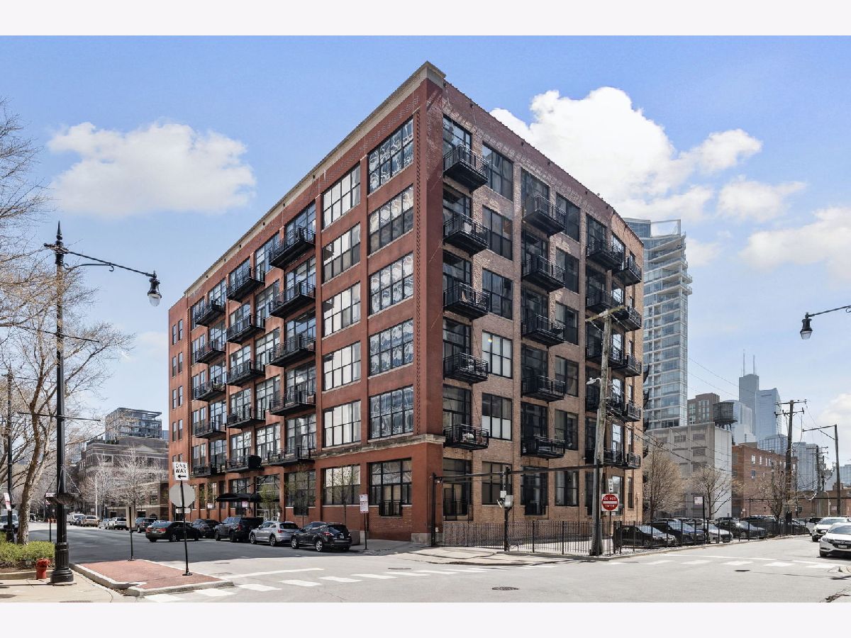 Condominiums Sold River North Commons Chicago Illinois, 525 Superior