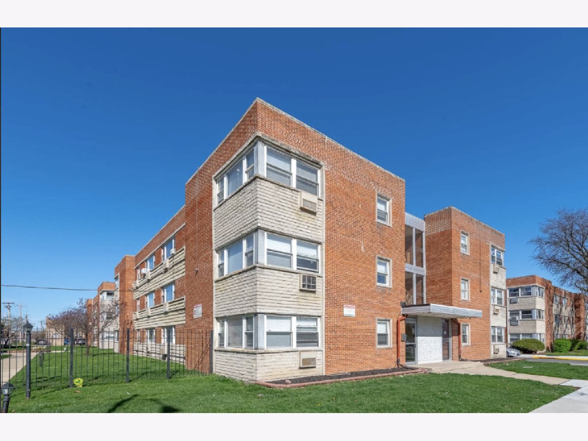 Homes & Condos & Townhomes Rented Budlong Woods Chicago Illinois, 2401 Balmoral
