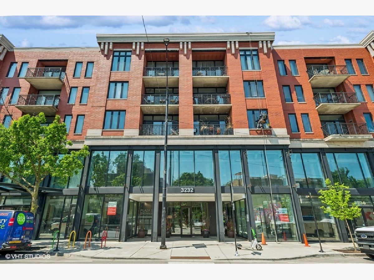 Condominiums Rented Plaza 32 Chicago Illinois, 3232 Halsted