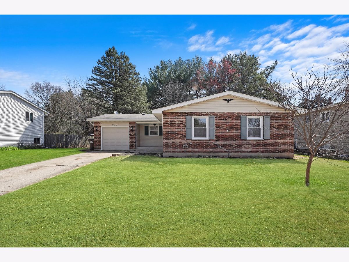 Homes & Condos & Townhomes Sold Coventry Crystal Lake Illinois, 919 Darlington