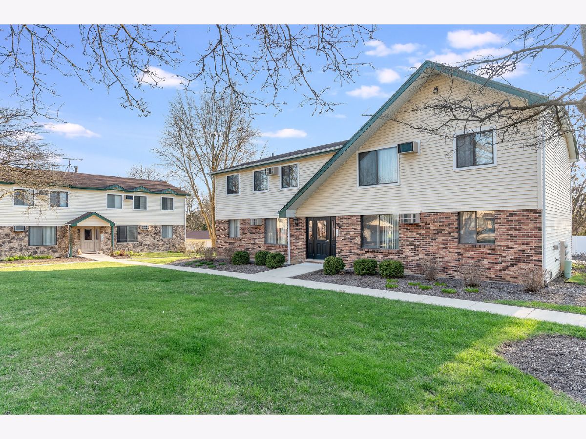 Condominiums Sold Oak Hills Woodridge Illinois, 8332 Oak Leaf