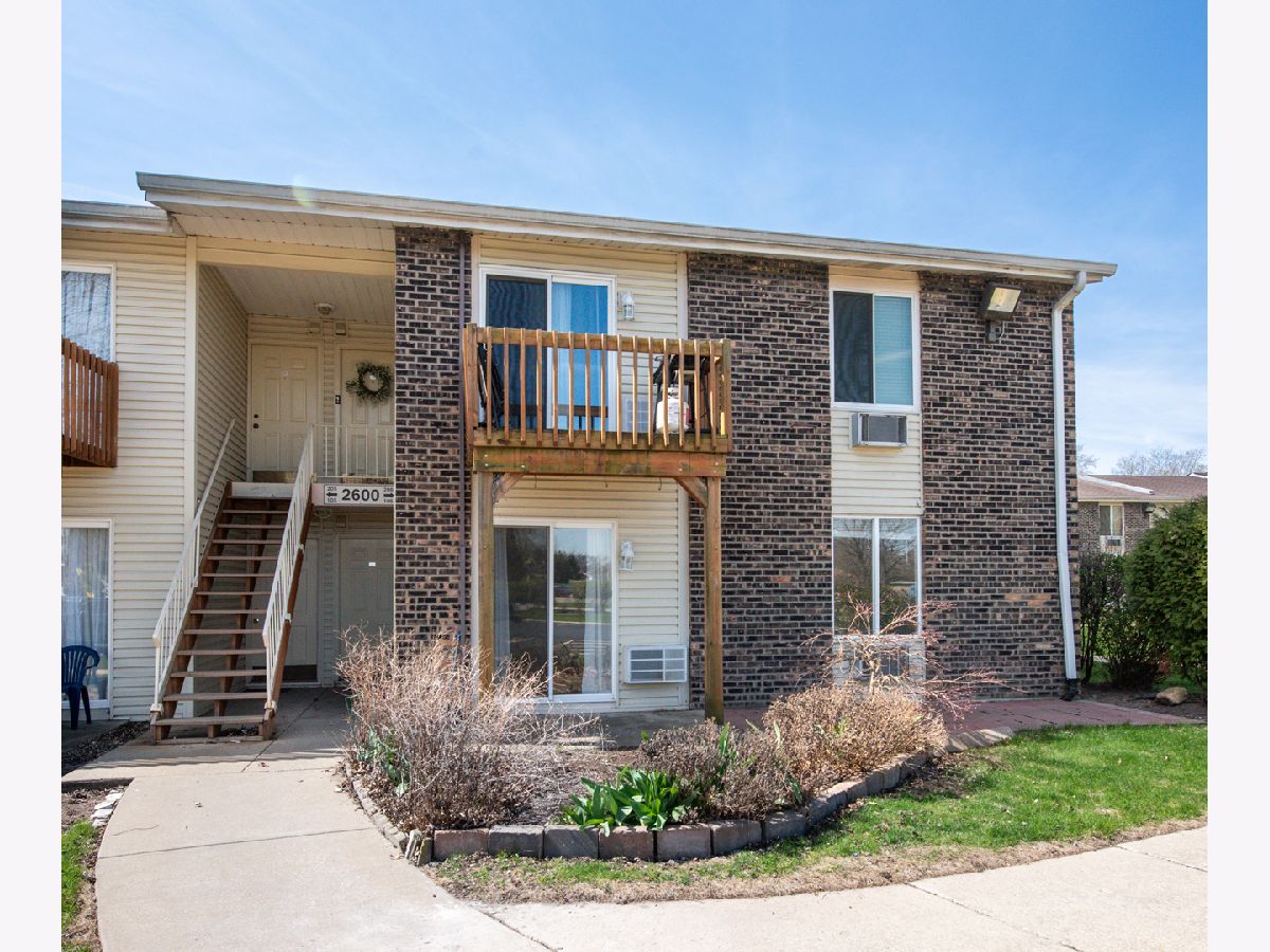 Condominiums Rented Deer Run Oswego Illinois, 2600 Light