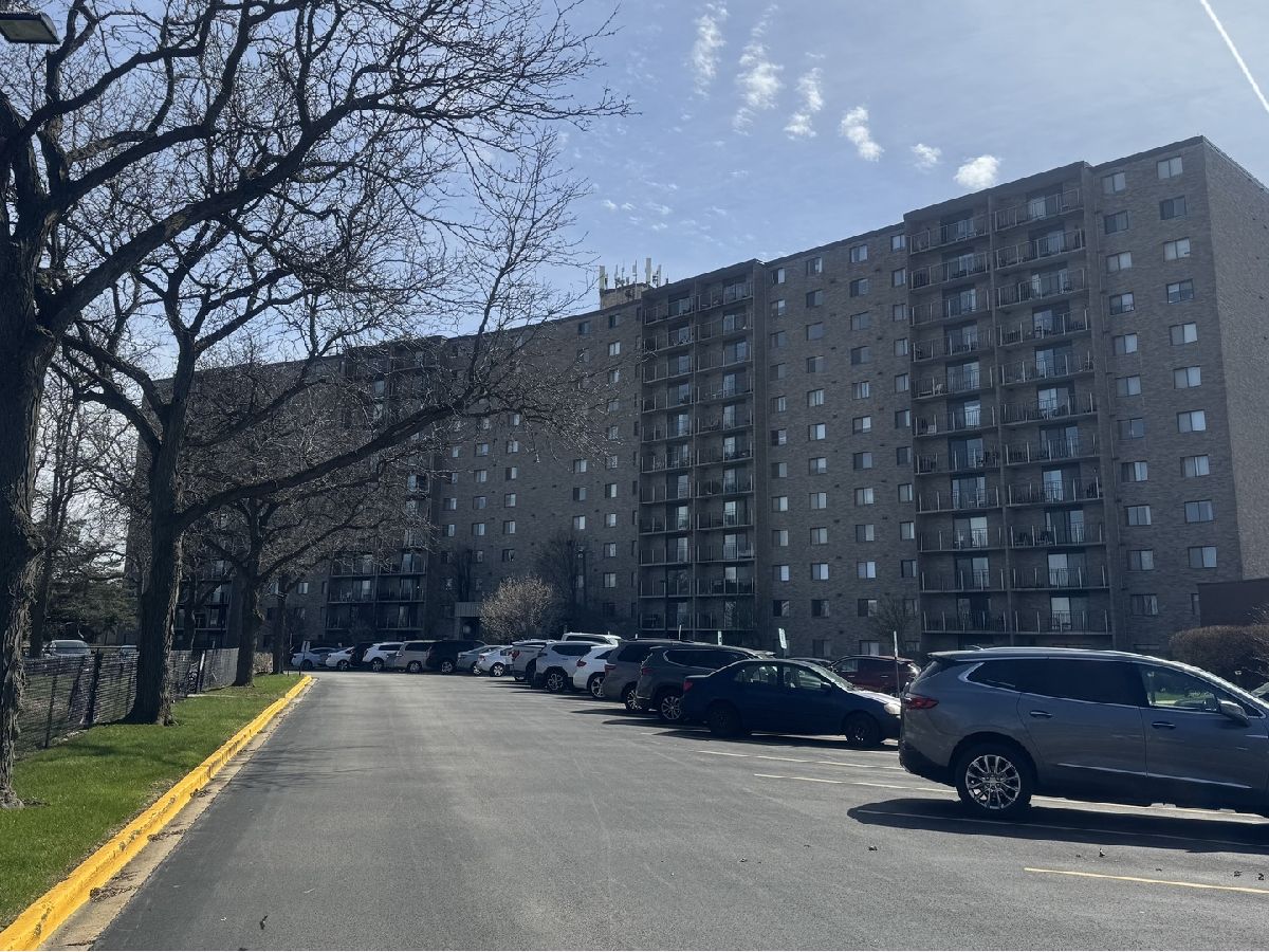 Condominiums Rented Lake Hinsdale Towers Willowbrook Illinois, 6340 Americana