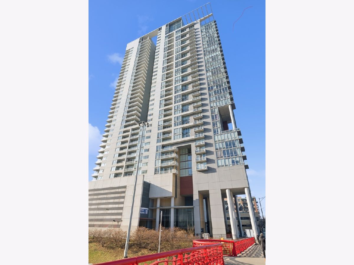 Condominiums Rented Skybridge Chicago Illinois, 737 Washington