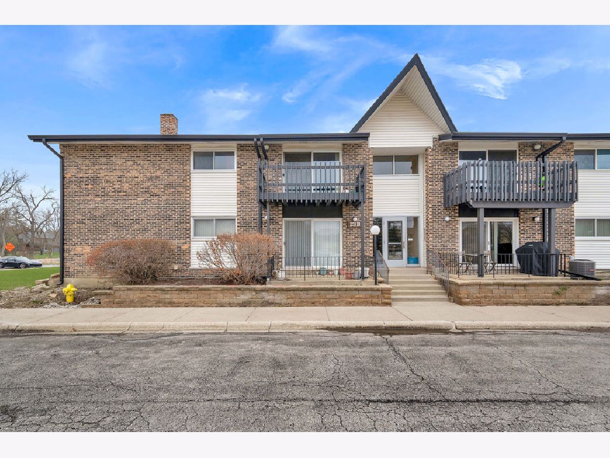 Condominiums Sold Hinsdale Point Willowbrook Illinois, 23B Kingery Quarter