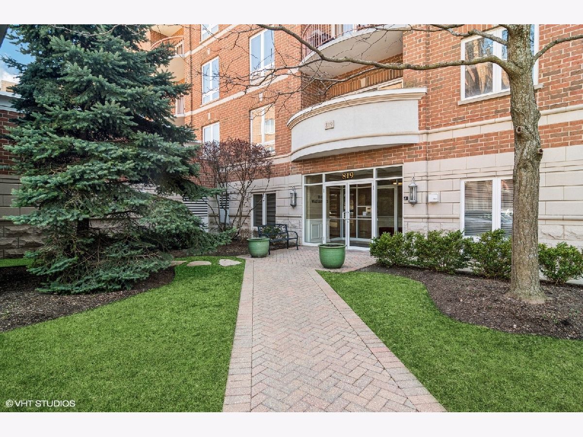 Condominiums Sold The Waterford Of Des Plaines Des Plaines Illinois, 819 Graceland