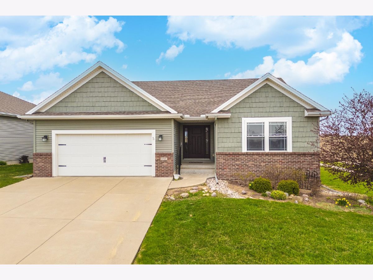 Homes & Condos & Townhomes Sold Greystone Field Normal Illinois, 1210 Ledgestone
