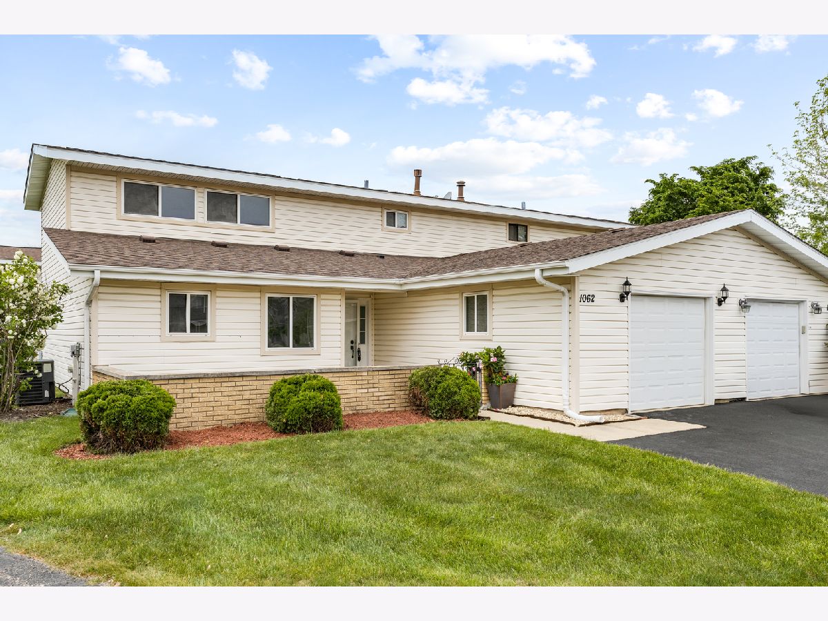 Townhomes & Condos & Homes Sold Weathersfield South Schaumburg Illinois, 1062 Matfield