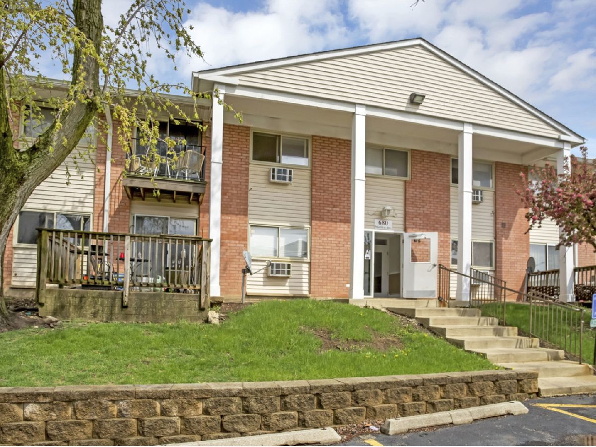 Condominiums Sold Emerald Hills Glendale Heights Illinois, 680 Marilyn
