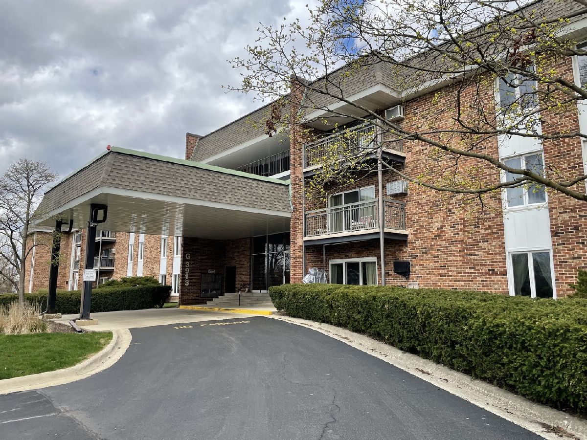Condominiums Sold Westbrook West Downers Grove Illinois, 3913 Saratoga