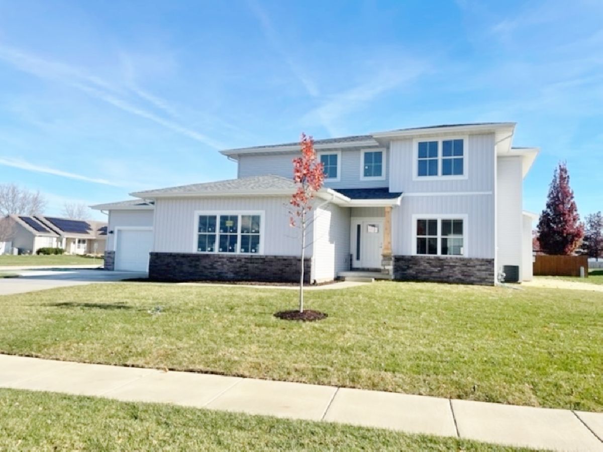 Homes & Condos & Townhomes For Sale Fox Creek Bloomington Illinois, 2702 Lone Oak Road