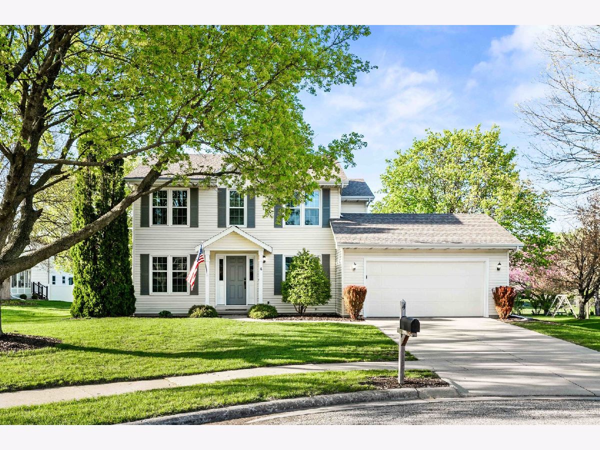 Homes & Condos & Townhomes Sold Oakridge Bloomington Illinois, 4 Tees