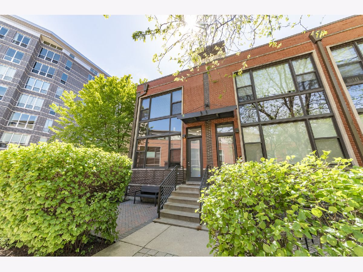 Townhomes & Condos Rented River Village Chicago Illinois, 906 Howe