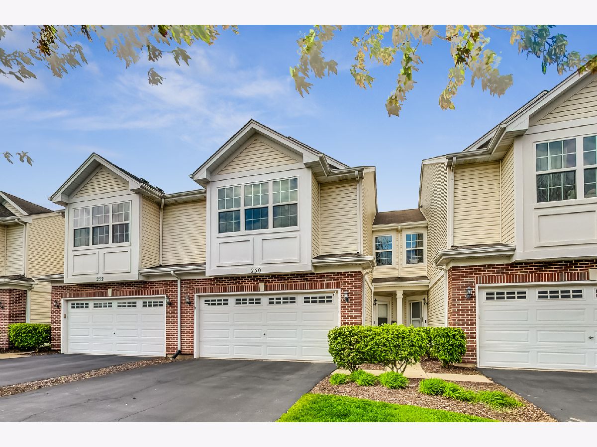 Townhomes & Condos Sold Creekside Romeoville Illinois, 250 Oak Creek