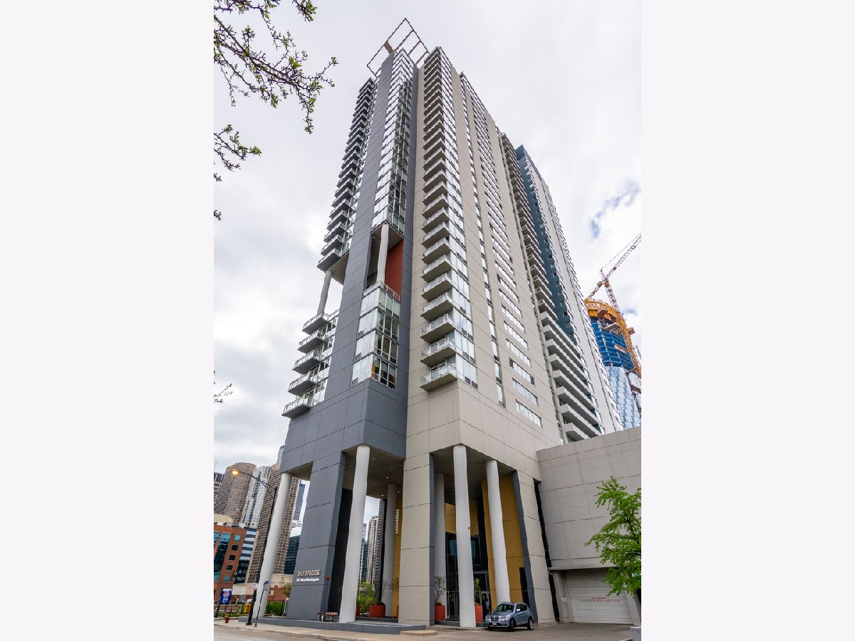 Condominiums Rented Skybridge Chicago Illinois, 737 Washington