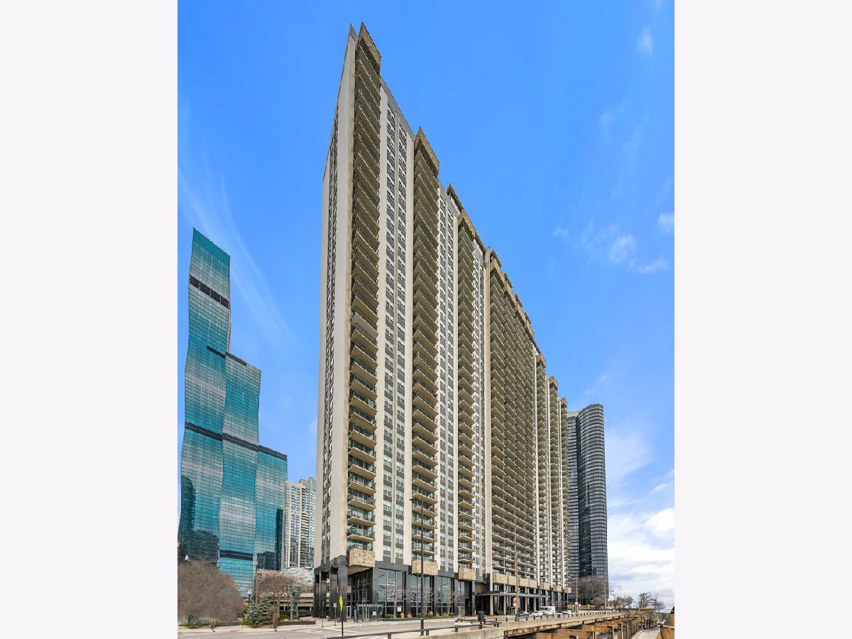 Condos & Townhomes Rented New Eastside Chicago Illinois, 400 Randolph