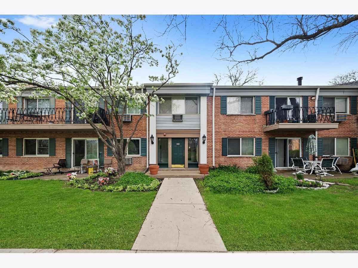 Condominiums & Homes Sold Brittany Place Arlington Heights Illinois, 711 Falcon