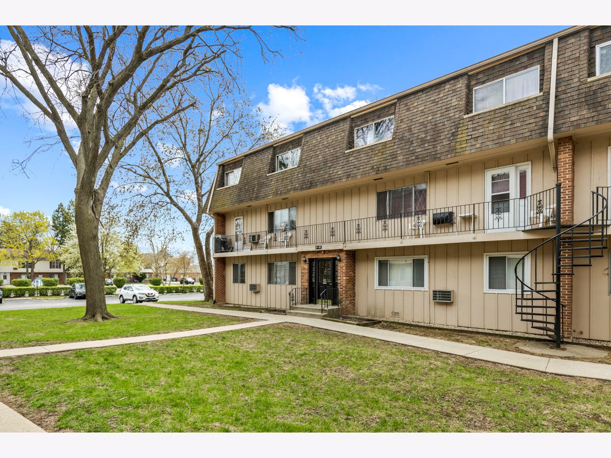 Condominiums Sold Coach Light Rolling Meadows Illinois, 2304 Algonquin