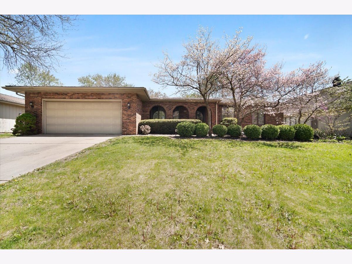 Homes & Condos & Townhomes Sold Williamsburg Bloomington Illinois, 210 Hershey