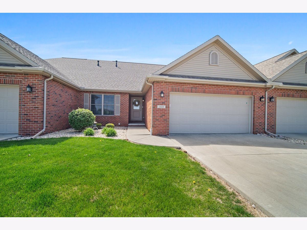 Condos & Townhomes Sold Evergreen Village Normal Illinois, 1423 Pine Forest